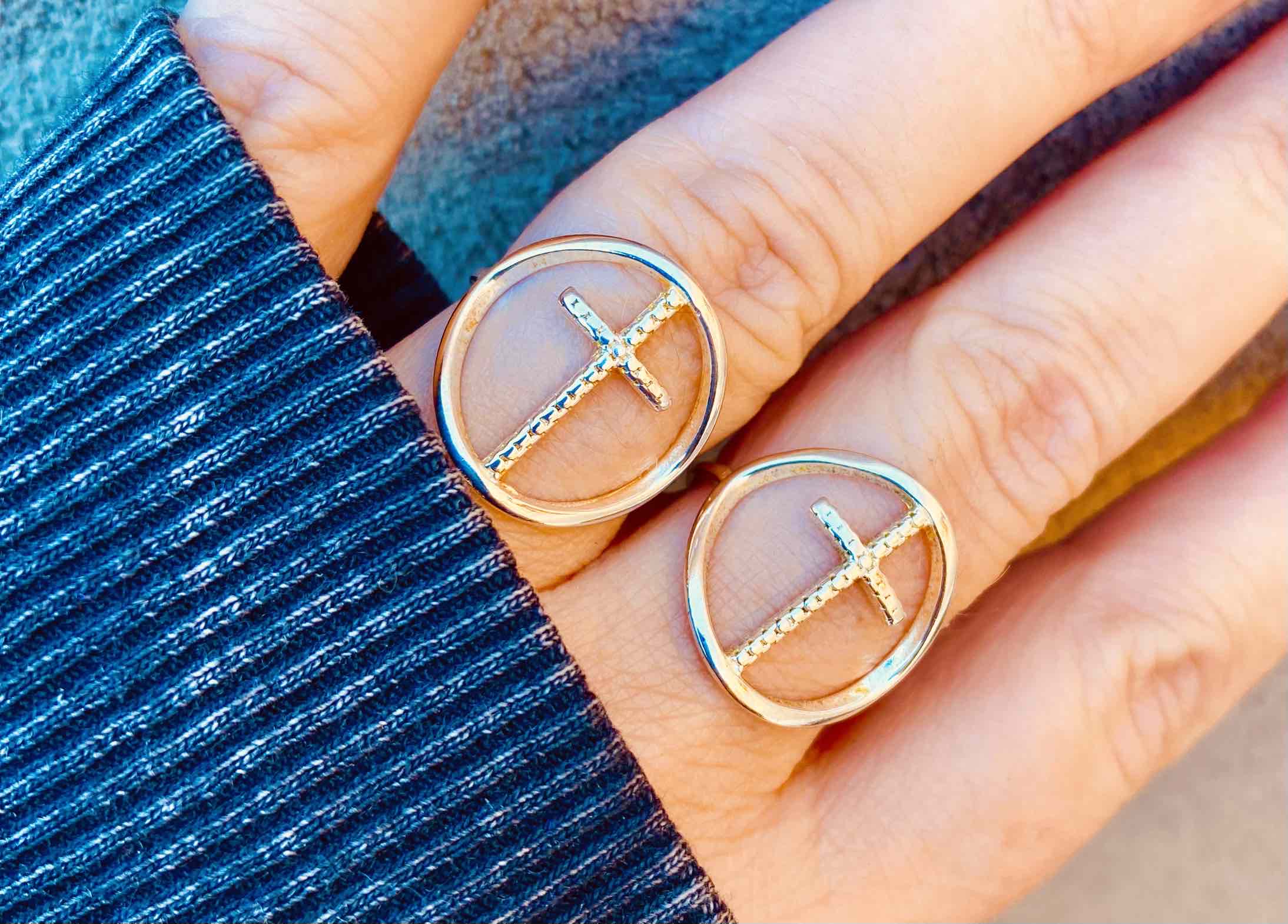 Anillo cruz hilo